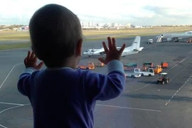 Bé gái 10 tháng tuổi thành biểu tượng thảm kịch rơi máy bay Nga