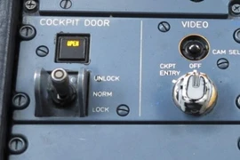 Hành khách đá cửa buồng lái, máy bay hạ cánh khẩn