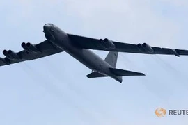 2 Pháo đài bay B-52 bay gần đảo nhân tạo ở Trường Sa