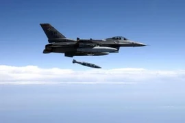 Mỹ không kích Syria, lần đầu phá hủy 116 xe chở dầu của IS