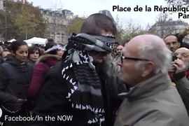  ‘Hãy ôm tôi. Tôi không phải là khủng bố’