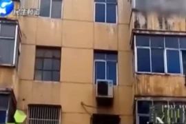Cãi nhau vì ăn bún hay ăn cơm, vợ đòi nhảy lầu