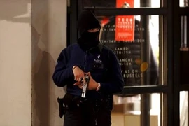 Bắt 16 nghi can khủng bố, 'trùm' Salah Abdeslam vẫn bặt tăm
