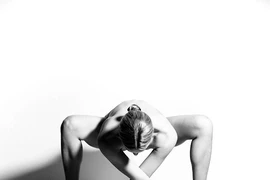 Cô gái khỏa thân tập yoga 'gây sốt' cộng đồng mạng