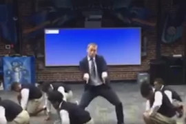 Clip thầy giáo nhảy rap vui nhộn cùng học sinh