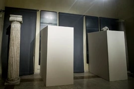 Ý che tượng khỏa thân để đón tổng thống Iran