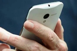 Cấm gái chưa chồng dùng điện thoại di động