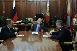 Chụp ảnh cùng ông Putin, 'vật thể lạ' cháy hàng tại Nga