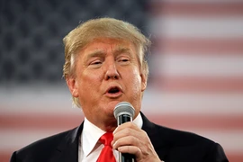 Ông Donald Trump dọa ‘bóc trần’ vợ đối thủ
