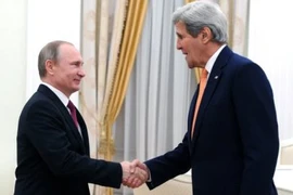 Tổng thống Putin tò mò về chiếc cặp của Ngoại trưởng Mỹ