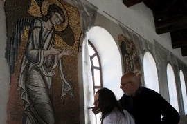 Phát hiện chân dung thiên thần nạm vàng nơi sinh Chúa Jesus 