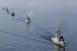 5 tàu Iran áp sát tàu chiến Mỹ ở eo biển Hormuz