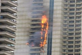 Tòa chung cư 75 tầng ở Dubai bốc cháy ngùn ngụt