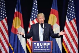 Donald Trump 'hú vía', mắc kẹt trong thang máy 30 phút 