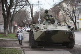 Xe tăng Nga lũ lượt tiến sát biên giới Ukraine