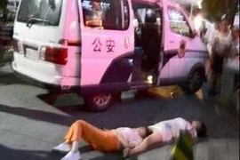 ‘Đấu võ mồm’ suốt 8 giờ, 2 phụ nữ Trung Quốc ngất xỉu trên đường