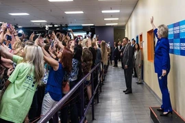 ‘Thảm họa nhân loại’ qua bức ảnh kỳ lạ về bà Clinton 