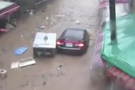 Video: Nhà, ô tô trôi như thuyền giấy trong bão Chaba