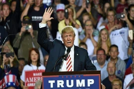 Lộ video ông Trump ‘ve vãn’ bé gái 10 tuổi