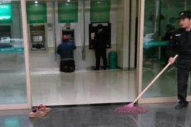 Chuyện về đôi giày bẩn trước trụ ATM gây xúc động mạnh