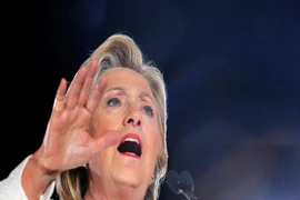 Công bố thêm 1.250 trang email của bà Clinton