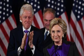 Vì sao bà Clinton mặc áo tím phát biểu sau tranh cử?