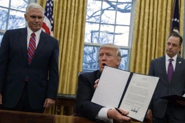 Ông Trump bỏ đi mà quên ký 2 sắc lệnh vừa thông báo