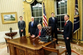Giải mã 'nút đỏ' trên bàn làm việc của Tổng thống Trump