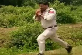 'Siêu nhân Ấn Độ' ôm bom chạy 1 km, cứu 400 em nhỏ