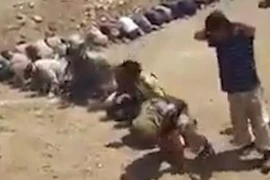 Hàng trăm quân IS quỳ gối xin hàng giữa sa mạc