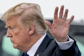Ông Trump đang trong cảnh ‘tứ bề thọ địch’?