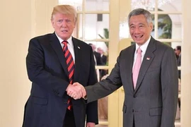 30 xe hộ tống ông Trump tới gặp ông Lý Hiển Long