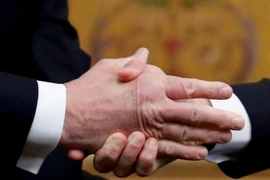 Ngôn ngữ cơ thể khác lạ của ông Trump khi gặp Tổng thống Pháp