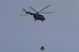 Trực thăng mang theo kiện hàng bí ẩn bay qua Điện Kremlin