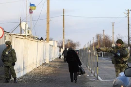 Ukraine cấm công dân Nga 16-60 tuổi nhập cảnh