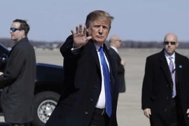 Video: Ông Trump lên chuyên cơ Không lực Một đến Việt Nam