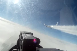 Nga tung tiêm kích Su-27 chặn trinh sát cơ Mỹ gần biên giới