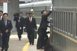 Video: Dàn vệ sĩ của ông Kim chạy vào ga ở Nga để lau cửa tàu