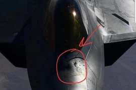 F-22 Mỹ bong sơn tàng hình khi bay tuần tra ở Syria