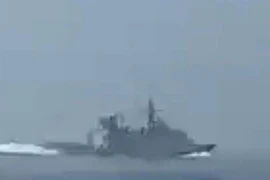 Video Iran rượt đuổi chiến hạm Anh ở eo biển Hormuz gây sốt