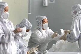 Các chuyên gia thế giới đang ra sức phát triển vaccine chống virus COVID-19.