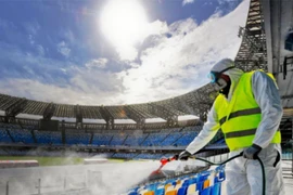 Khử trùng tại sân vận động San Paolo ở Naples (Ý). Ảnh: AFP
