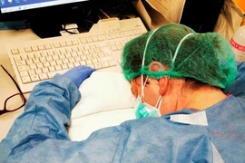 Một y tá nghỉ ngơi trong ca trực đêm ở bệnh viện Cremona của Ý. Ảnh: REUTERS
