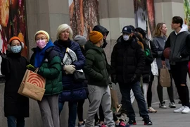 Người dân xếp hàng mua thực phẩm tại một siêu thị ở New York, Mỹ trong mùa dịch COVID-19. 
