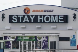 Một tấm biển ghi “STAY AT HOME” (hãy ở nhà) tại bến tàu biển Bournemouth ở Anh. Ảnh: GETTY