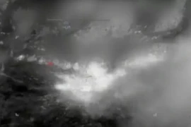 Ảnh cắt từ video khoảnh khắc tiêm kích F-15 của Mỹ không kích nơi ẩn náu của IS ở Iraq.