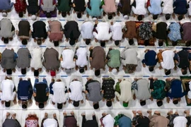 Một buổi cầu nguyện buổi tối đánh dấu đêm đầu tiên của tháng ăn chay Ramadan của đạo Hồi ở Indonesia hôm 23-4. Ảnh: AP