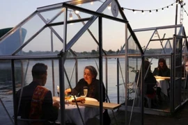 “Nhà kính cách ly” đang được đưa vào thử nghiệm tại một nhà hàng ở Amsterdam (Hà Lan) nhằm giúp thực khách tới ăn trong môi trường an toàn. Ảnh: REUTERS