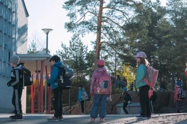 Học sinh tuân thủ giãn cách xã hội trước khi bước vào trường tiểu học Eestinkallio ở Espoo, Phần Lan. Ảnh: AFP