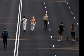 Người dân đi trên đại lộ Paseo de la Castellana ở Madrid, Tây Ban Nha. Ảnh: GETTY IMAGES